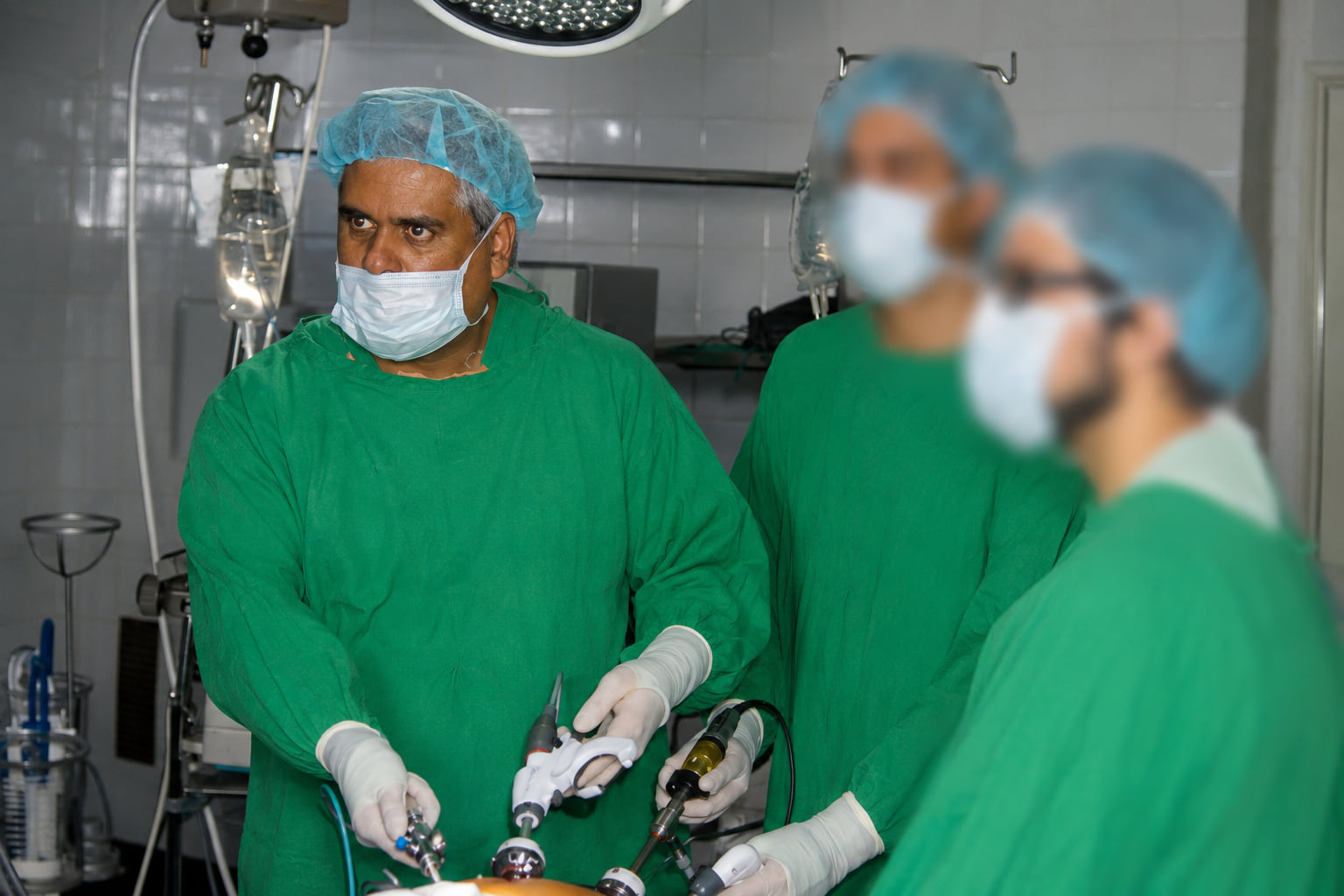 El Dr. Hernán Aponte en quirófano, junto al sistema quirúrgico da Vinci